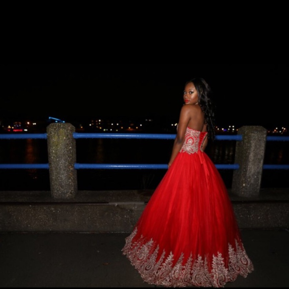 💐Beautiful red ball gown - Picture 3 of 5